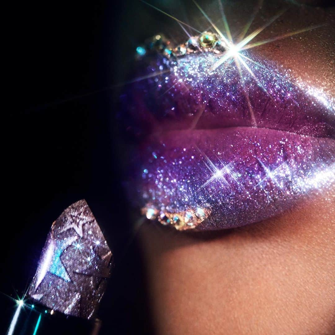 M∙A∙C Cosmetics Japanのインスタグラム：「ㅤ 【明日全国発売】 ホリデーシーズンは、あなたが輝く時！ピンクとパープルのパールの煌めきを放つリップに、クリスタルの輝きをあしらったフェイス用シールをあわせて、大胆なリップメイクにトライして✨ ㅤ ㅤ *10/23(水) 公式オンライン先行販売中 *10/25(金) 全国発売 ㅤ ㅤ #MACHoliday #MACクリスマスコフレ2019 ㅤ ㅤ ㅤ ㅤ ㅤ #MACCosmeticsJapan #MACコスメ #MACCosmetics #コスメ #メイク #ホリデー #コフレ #クリスマスコフレ #クリスマスコフレ2019 #ホリデーシーズン #クリスマスプレゼント #ラメメイク #リップ #リップメイク #ホリデーコフレ #コスメ購入品 #makeup #cosme #cosmetics #holiday #holidaymakeup #holidaycollection #holidays #holiday2019」
