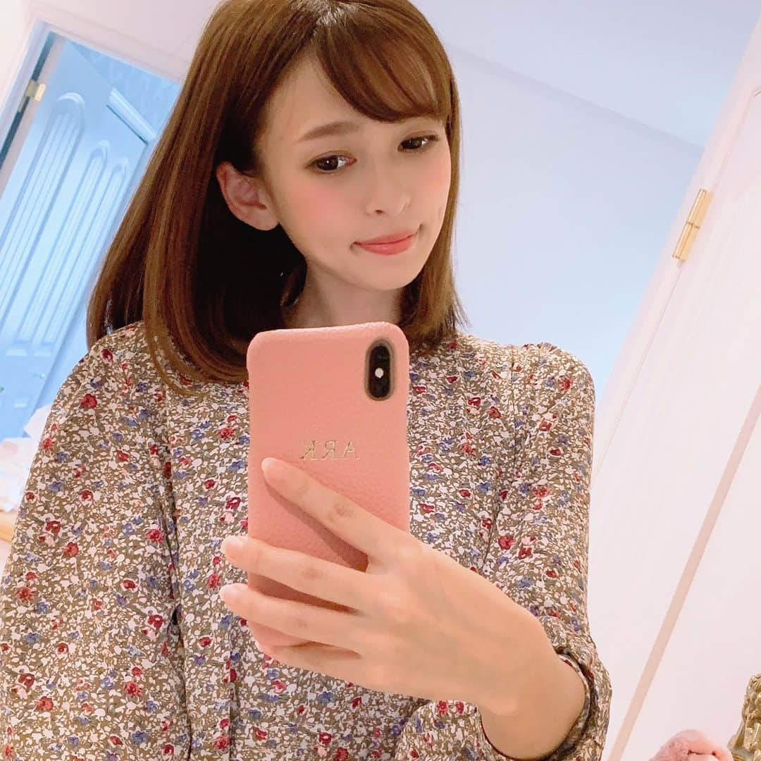 町田亜里香さんのインスタグラム写真 - (町田亜里香Instagram)「New iPhoneケース📱💕 @maisondesabre のもの👼 高級感があってシンプルで✨ お洒落🥺💕 私はピンクにしたけど、 他にもかわいいカラーたくさんあった♡♡ イニシャルを入れられるので 大切な人とお揃いにしたり…❤️ プレゼント🎁にも良さそう🤲 . クーポン発行してくださったので、 載せておきますので、良かったら使ってね💕  ディスカウントコード: 【ARI5】 5%OFFになります🧸🌹 .  #caseiphone #スマホケース  #iPhone #case #メゾンドサブレ」10月24日 11時53分 - ari_gram_111