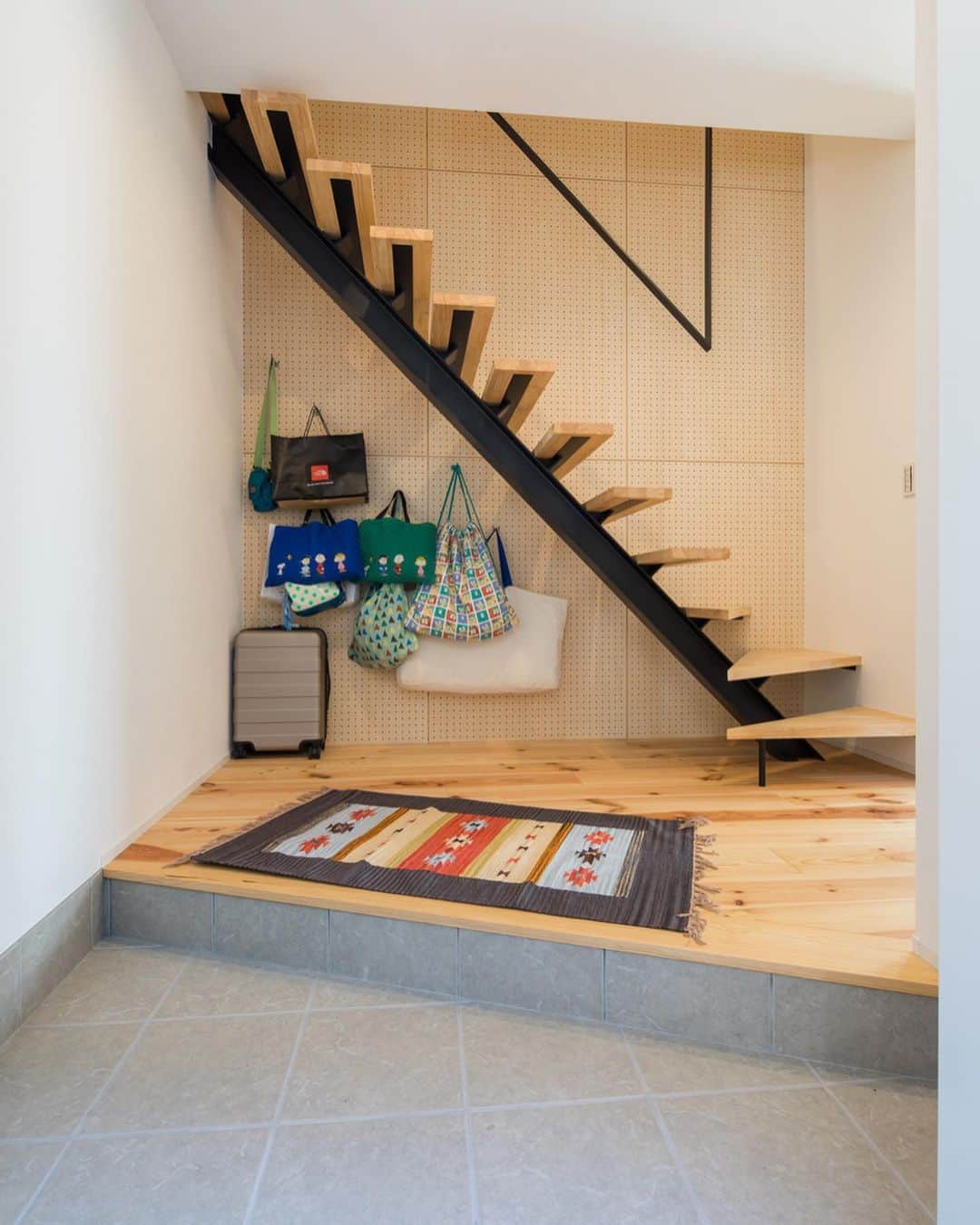 ルポハウス一級建築士事務所さんのインスタグラム写真 - (ルポハウス一級建築士事務所Instagram)「・ ・ ・ 大胆なフォルムの階段！ ・ 壁の有孔ボードに専用フックをかければ、いろいろなディスプレイが楽しめます。 ・ ・ ・ ・ ルポハウスの施工事例をもっと見てみたい方は こちらまで☞ @reposhouse ・ #ルポハウス は#ちょっとかっこいい家 を"友人のために"という思いでつくっています。 ・ 一生に一度の#マイホーム。 「あなたにしかできない」×「ルポハウスだからできる」で、私たちだけの#家づくり を思いっきり楽しんでみませんか？！ ・ ・ ・ #家 #インテリア #住宅 #注文住宅  #ライフスタイル  #新築一戸建て #住まい #シンプルな暮らし #デザイナーズ住宅 #一級建築士事務所 #設計事務所 #myhome #house #instahouse #room #design #滋賀 #大津 #草津 #栗東#階段 #階段インテリア #有孔ボード #有孔ボードディスプレイ」10月24日 11時59分 - reposhouse