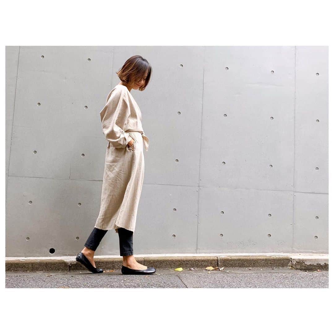 のインスタグラム：「本日19時よりインスタライブ予定です。 連日たくさんのご予約をいただいている予約会は明日13時までとなります。 ご質問等にもお答えしながらアイテム紹介させていただきますのでお時間あればぜひご参加ください☺️ Op/ Linen op(beige) Pants/ Denim  leggings pants(black) 羽織りとしてもワンピとしても着ていただけるリネンワンピは色々な着回しができる万能ワンピです。今日のインスタライブにて他の着回しはご紹介しまーす。 写真はレギパン合わせてますが、透け感もなくもちろん1枚で着ていただけます。 #fashion #style #herfee #herfee2020ss #herfee_official」