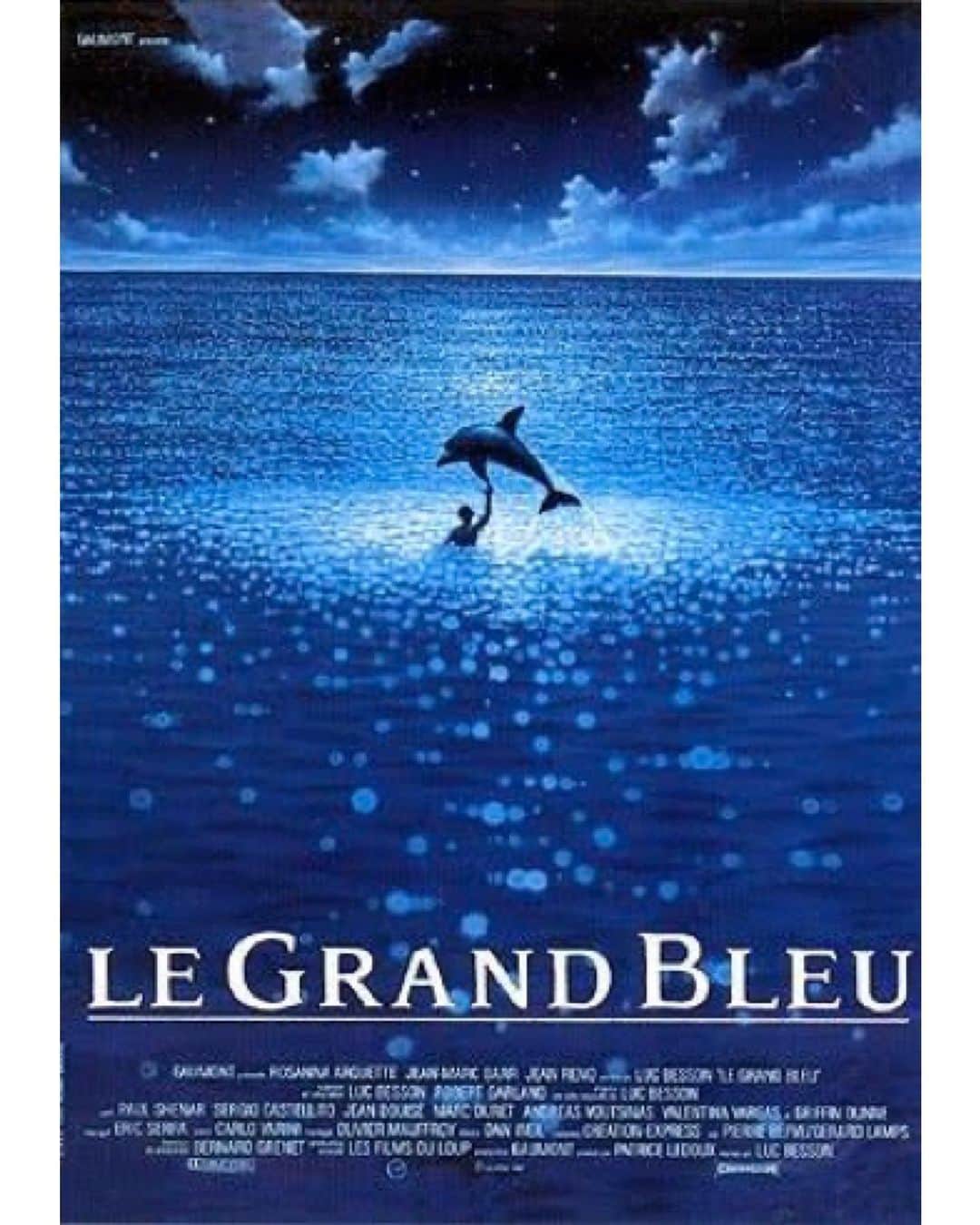 UPLINK film distributionさんのインスタグラム写真 - (UPLINK film distributionInstagram)「映画『ドルフィン・マン〜#ジャックマイヨール 、蒼く深い海へ』公開記念🐬💙 #リュックベッソン 監督の原点、映画『#グランブルー 』がアップリンク吉祥寺で上映決定🐠🏝 ・・・ パリで187週連続上映という記録をうちたて、怒涛の社会現象を起こした名作『グラン・ブルー　オリジナル版ーデジタル・レストア・バージョン』。誰もが熱狂し、夢中になった、あの夏、あの海の感動を最高の映像で映画館で蘇ります🌈🌈🌈 ・・・ 日程：2019年11月22日（金）～12月5日（木） 会場：アップリンク吉祥寺（東京都武蔵野市吉祥寺本町１丁目５−１ パルコ地下 2階）」10月24日 12時11分 - uplink_film