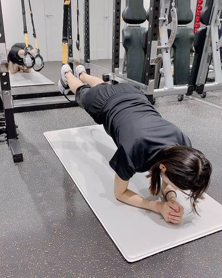 下京慶子のインスタグラム：「💥 トレーニング久しぶりすぎて 終わった瞬間倒れ込む人😵😵😵 #パーソナルトレーニング  #トレーニング #トレーニング女子」