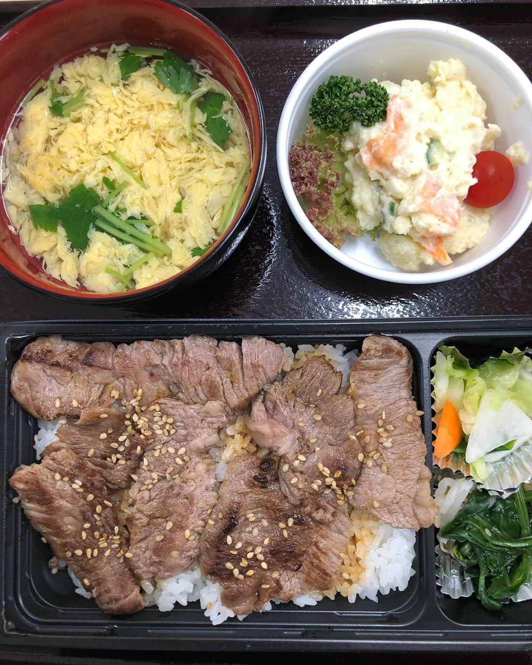 井林辰憲さんのインスタグラム写真 - (井林辰憲Instagram)「. 週に一度の昼食付き派閥の会合  #たまき家　の特製弁当  #上カルビ弁当　です。  初めて食べました。  美味しー  #井林ふらり #国会らいふ」10月24日 12時14分 - ibayashi.tatsunori