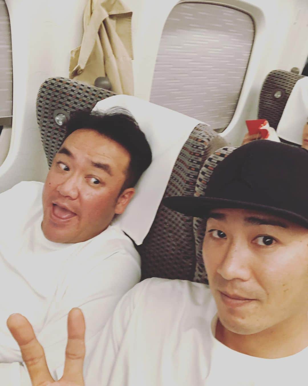 西岡剛のインスタグラム：「まさか同じ新幹線とは今週1番テンション上がった瞬間でした🤣 今週ね🤪 トークショーよろしくお願いします😆  #たむらけんじ #たむけん #西岡剛」