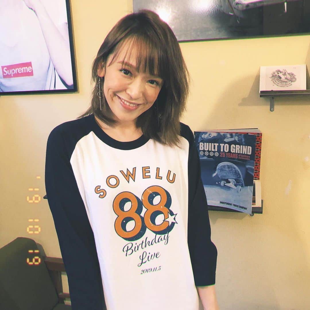 Soweluのインスタグラム：「今日は昨日とうって変わって寒いねー😭 あたたかくしてねー🙏  最近ねヴィンテージ、レトロ、懐かしい世界に すごい惹かれているんだけど、 今回のBirthday Liveのグッズはそんなヴィンテージ感じを出しながら、私の原点であるうちのおばあちゃんの年齢88を入れたの！！ 8は末広がりの意味を持つラッキーナンバーでもあるしね✨👍 それが完成したの！！！どう？ めっちゃ可愛いくない？！😍 ラグランシャツスタイルずっと作ってみたかったし、普段にも着れるし めちゃ可愛いく仕上がったから はい、本気で気に入っています💜  みんなも気に入ってくれるといいなー🙏✨✨ ・ ・ シャツ購入者はライブ終了後握手会に 参加出来るよん🤝 今回もう1つ販売をする私のハンドメイドピアス、こちらもセットで購入した方は握手会&1枚自分の携帯でツーショット写真が撮れるようになっているよ💚シャツ、ピアスともに販売開始はOPEN 時間と同じ17:30〜です！ ピアスの事はまたアップするね💫 ・ ・ ・ #sowelu #birthdaylive #newshirt  #ライブグッズ」
