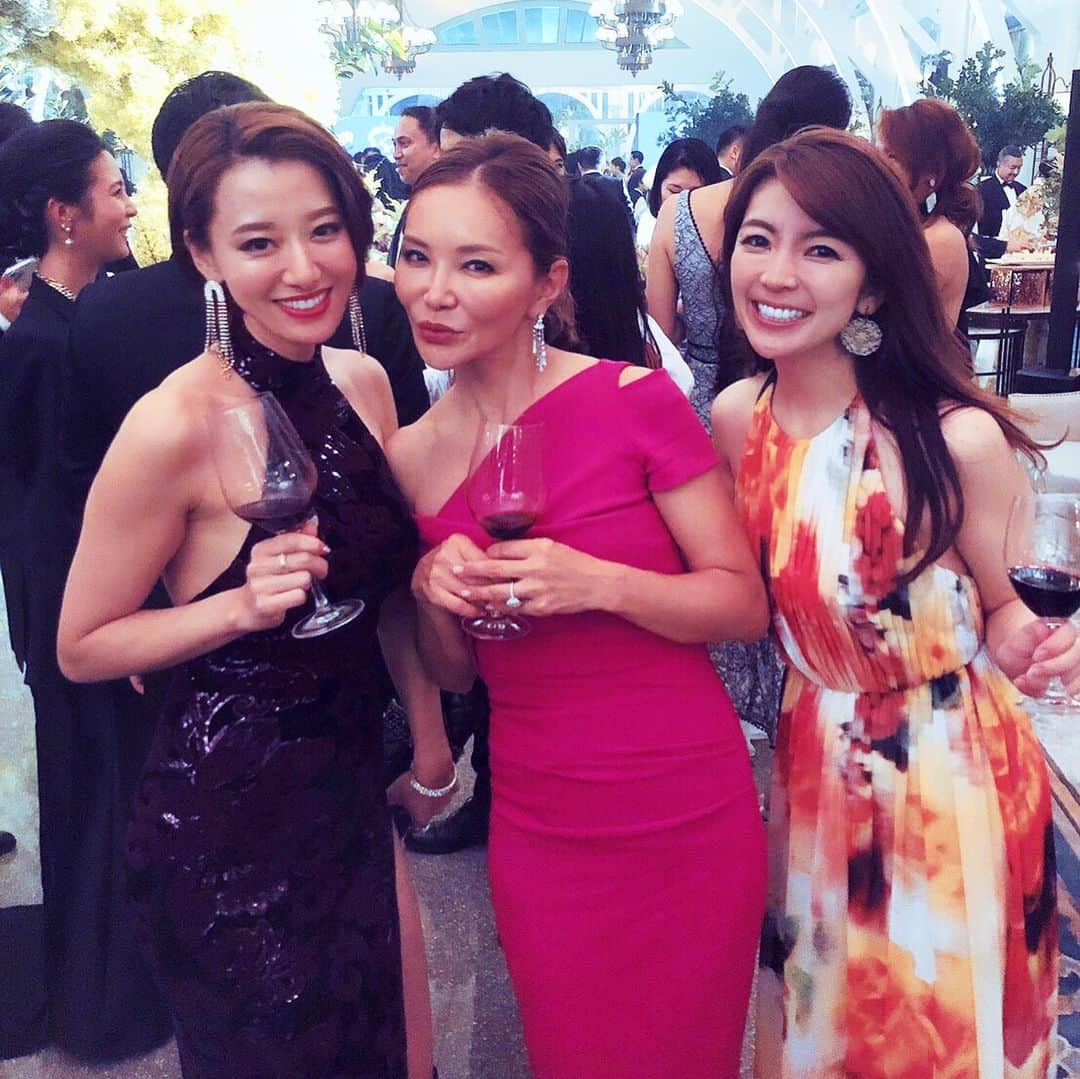 三浦マキのインスタグラム：「What a lovely&gorgeous wedding party!! Every parts of this wedding was just amazing...Congrats @shibanatsu &Nick, you guys are such a perfect couple❤️ なっちゃんの結婚式のため、シンガポールへ。綺麗だったぁ😍 色んな事があって繋がったご縁。 全部が眩しくてキラキラしている、最高に豪華で素敵で、楽しい会でした✨ 主役もゲストもワインも最高で、シンガポールで暮らせたことが幸せでしかないと思えた日。 改めて、おめでとう❤️ * * * * #wedding #weddingparty#blacktie#wine#love #happyliyforever#vintagewine#chateaulatour」