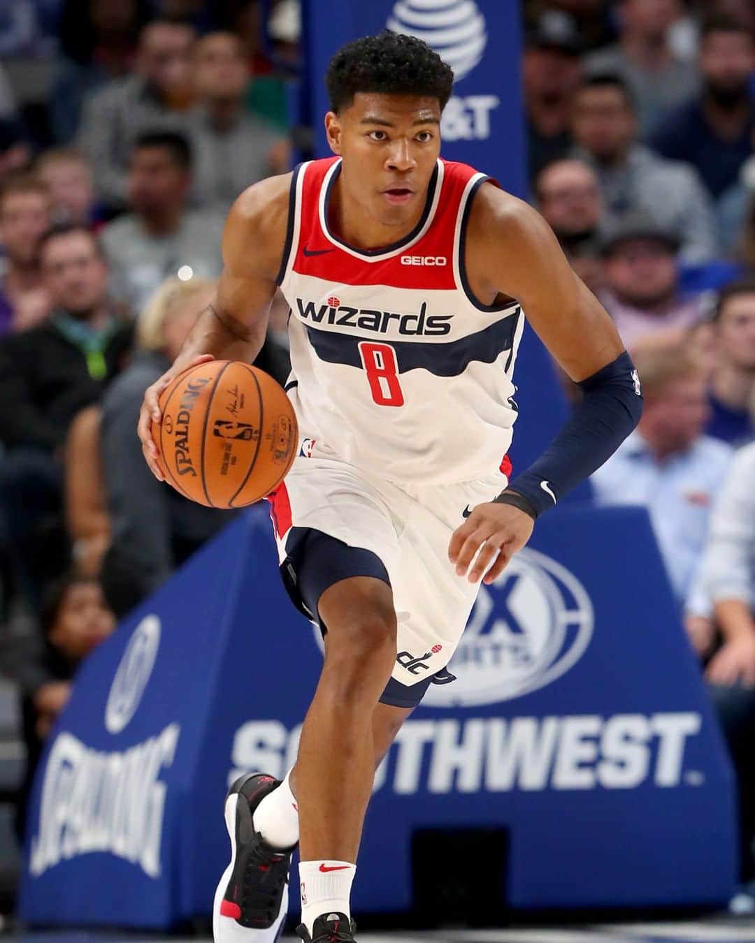 のインスタグラム：「日本選手で3人目のNBAプレイヤー、ワシントン・ウィーザーズの八村塁選手が、ダラス・マーベリックスとの開幕戦に先発出場。先発デビューは日本選手で初めての快挙！  Photo by Tom Pennington/Getty Images  #NBA #NBA開幕戦 #八村塁 #RuiHachimura #ワシントンウィザーズ #washingtonwizards #GQSports @washwizards @rui_8mura」