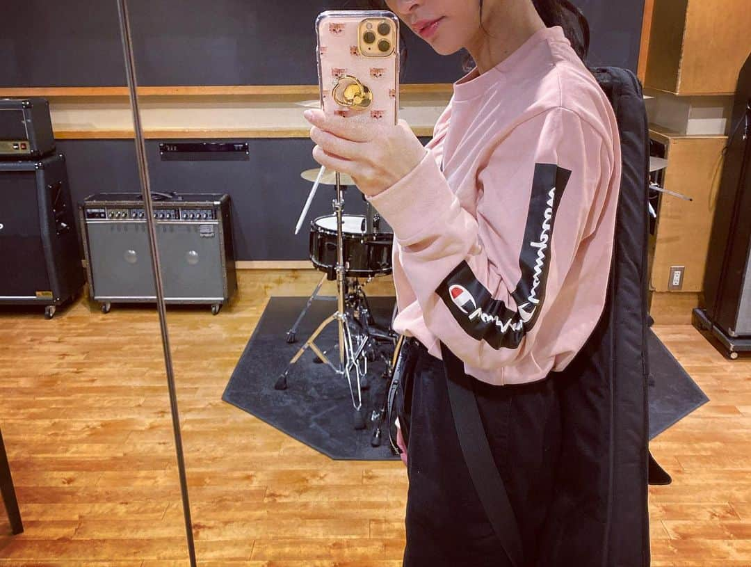 根岸愛さんのインスタグラム写真 - (根岸愛Instagram)「こないだの 全身Champion👑 cap🧢tsirt👚 skirt👗socks🧦  shoes:Dr.Martens  TシャツはPASSPO☆メンバーからの誕生日プレゼント🎁  #champion #fashion #drmartens #champion女子 #チャンピオン #チャンピオン女子 #ねぎしふく #ねぎ私服」10月24日 12時30分 - negishiai927