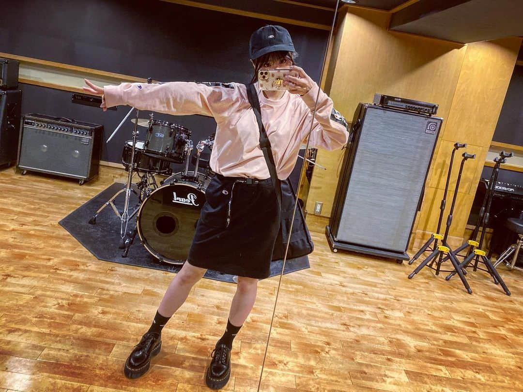 根岸愛さんのインスタグラム写真 - (根岸愛Instagram)「こないだの 全身Champion👑 cap🧢tsirt👚 skirt👗socks🧦  shoes:Dr.Martens  TシャツはPASSPO☆メンバーからの誕生日プレゼント🎁  #champion #fashion #drmartens #champion女子 #チャンピオン #チャンピオン女子 #ねぎしふく #ねぎ私服」10月24日 12時30分 - negishiai927