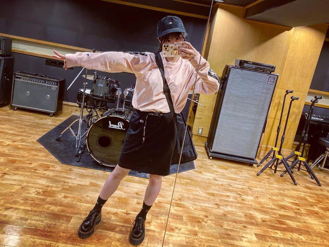 根岸愛のインスタグラム：「こないだの 全身Champion👑 cap🧢tsirt👚 skirt👗socks🧦  shoes:Dr.Martens  TシャツはPASSPO☆メンバーからの誕生日プレゼント🎁  #champion #fashion #drmartens #champion女子 #チャンピオン #チャンピオン女子 #ねぎしふく #ねぎ私服」