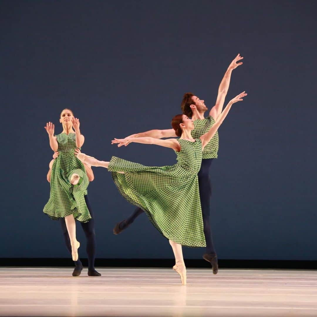 のインスタグラム：「@houstonballet at City Center in NYC for the next three days🗽 I will be dancing “The Letter V” by Mark Morris. It is a group dance with eight female and eight male dancers. The ballet is fresh, charming and witty. You can also catch the wonderful ballets by @justin_peck & @aszurebarton ❤️ ヒューストンバレエのニューヨーク公演🗽　私はマーク・モーリスの「The letter V」を踊ります。ユーモアも入ったチャーミングなグループ作品です💕  #backtonewyork #feelslikehome #newyork #ballerina #markmorris #japanese」