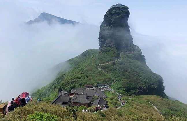 FRaUさんのインスタグラム写真 - (FRaUInstagram)「2018年に世界自然遺産に登録されたばかりの中国・貴州省にある「梵浄山（ぼんじょうさん）」 ・ 仏教の聖地でもあるこの山は、奇妙な形をした岩石層が特徴。雲海に囲まれた山脈の景色も素晴らしく、とても美しい✨この景色を見るまでのハイキングが大変ですが… 苦労して登る価値はアリ💪 ・ 観光ルートからやや離れているため、海外の観光客にはまだあまり知られていない穴場です📝 ・ 東洋のヴェネチアとも呼ばれる700年以上の歴史を持つ古都「鎮遠古鎮（ちんえんこちん）」（写真3枚目）も合わせて行きたいスポット。 ・ 「世界ふしぎ発見！」のミステリーハンター白石みきさんが訪れました。ストーリーズから詳細をチェックできます👀  #梵浄山 #中国 #海外旅行 #世界遺産 #世界自然遺産  #frau #travel #trip #china」10月24日 12時40分 - fraumagazine