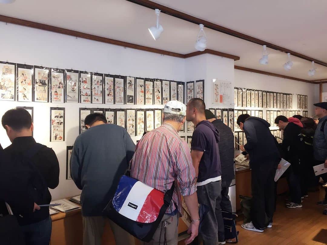 喜国雅彦＆国樹由香さんのインスタグラム写真 - (喜国雅彦＆国樹由香Instagram)「開場前から並んでくださってるかたが沢山でびっくりしました。初日、大盛況です。ありがとうございます！（由）  #manga #mangaart #art #mangaartist #myhusband #works #exhibition #libestgallerysou #kichijoji #tokyo #japan #それはオカズだ展 #喜国雅彦 #個展 #吉祥寺リベストギャラリー創 #24日から30日まで #展示作品全部販売 #いよいよ初日です」10月24日 12時52分 - kunikikuni