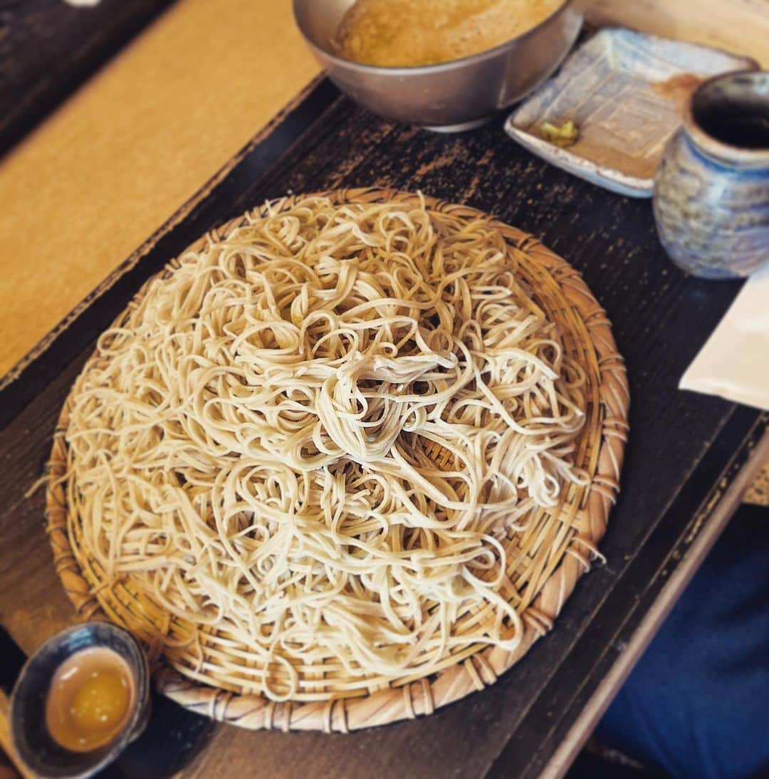 関智一のインスタグラム：「今日はお蕎麦を頂きました！ 極細麺でスッキリした美味しいお蕎麦でした(^^) #つきじ文化人 #蕎麦屋 #ランチ #とろろ #淡雪」
