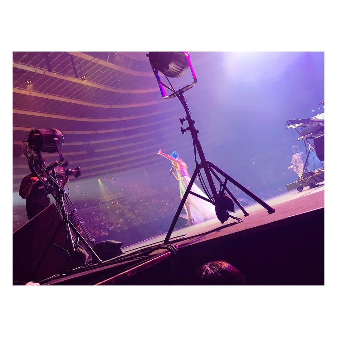 荒牧陽子さんのインスタグラム写真 - (荒牧陽子Instagram)「2019.10.13  大阪城ホール﻿ ┈︎┈︎┈︎┈︎┈︎┈︎┈︎┈︎┈︎┈︎┈︎┈﻿ 大阪城ホールにて﻿ 読売テレビ「秘密のケンミンショー」の﻿ 音楽フェスに参加させていただきました。﻿ ﻿ みのもんたさん﻿ 久本雅美さんがMCなのはもちろん、﻿ 素晴らしい歌手の方が沢山出演されました！﻿ そんな中で﻿ コロッケさんとMr.シャチホコさんと﻿ 3人で、ものまねチームとして﻿ デュエットしたりトークしたり。﻿ 楽しかった&勉強させて頂きました！﻿ コロッケさんとシャチホコさんが面白すぎて笑いを堪えきれない場面が沢山…💦﻿ ﻿ お越しくださった皆さんありがとうございました☺️﻿ 初の大阪城ホール、嬉しかったな〜﻿ ﻿ ┈︎┈︎┈︎┈︎┈︎┈︎┈︎┈︎┈︎┈︎┈︎┈﻿ ﻿ 「リスペクト！～私が昭和を歌ったらこんな感じ！～」﻿ 2019年11月15日（金）発売﻿ 3,000円（税込）﻿ ﻿ ■収録曲﻿ 01.サウスポー / ピンク・レディー﻿ 02.天使のウインク / 松田聖子﻿ 03.古い日記 / 和田アキ子﻿ 04.わかれうた / 中島みゆき﻿ 05.難破船 / 中森明菜﻿ 06.待つわ / あみん﻿ 07.合鍵 / しばたはつみ﻿ 08.東京ららばい / 中原理恵﻿ 09.ルビーの指環 / 寺尾聰﻿ 10.夢芝居 / 梅沢富美男﻿ 11.真夜中のドア / 松原みき﻿ 12.見上げてごらん夜の星を / 坂本九﻿ 全12曲﻿ ﻿ 主要レコードショップでご購入出来ます。﻿ ┈︎┈︎┈︎┈︎┈︎┈︎┈︎┈︎┈︎┈︎┈︎┈﻿ #荒牧陽子﻿ #カバーアルバム﻿ #リスペクト私が昭和を歌ったらこんな感じ #写真の右端にコロさんとシャチホコさんが！」10月24日 12時58分 - yoko_aramaki