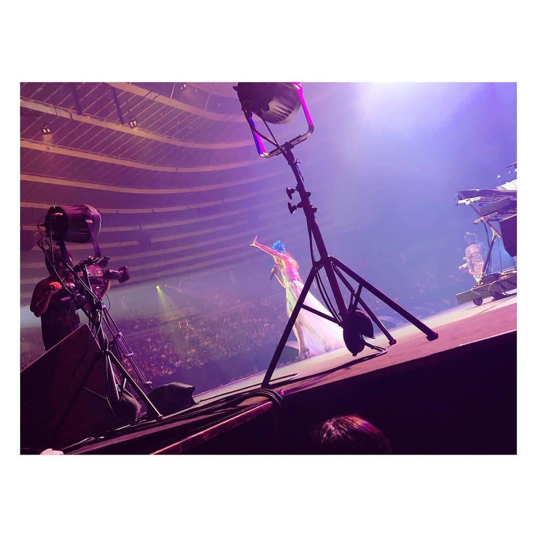 荒牧陽子のインスタグラム：「2019.10.13  大阪城ホール﻿ ┈︎┈︎┈︎┈︎┈︎┈︎┈︎┈︎┈︎┈︎┈︎┈﻿ 大阪城ホールにて﻿ 読売テレビ「秘密のケンミンショー」の﻿ 音楽フェスに参加させていただきました。﻿ ﻿ みのもんたさん﻿ 久本雅美さんがMCなのはもちろん、﻿ 素晴らしい歌手の方が沢山出演されました！﻿ そんな中で﻿ コロッケさんとMr.シャチホコさんと﻿ 3人で、ものまねチームとして﻿ デュエットしたりトークしたり。﻿ 楽しかった&勉強させて頂きました！﻿ コロッケさんとシャチホコさんが面白すぎて笑いを堪えきれない場面が沢山…💦﻿ ﻿ お越しくださった皆さんありがとうございました☺️﻿ 初の大阪城ホール、嬉しかったな〜﻿ ﻿ ┈︎┈︎┈︎┈︎┈︎┈︎┈︎┈︎┈︎┈︎┈︎┈﻿ ﻿ 「リスペクト！～私が昭和を歌ったらこんな感じ！～」﻿ 2019年11月15日（金）発売﻿ 3,000円（税込）﻿ ﻿ ■収録曲﻿ 01.サウスポー / ピンク・レディー﻿ 02.天使のウインク / 松田聖子﻿ 03.古い日記 / 和田アキ子﻿ 04.わかれうた / 中島みゆき﻿ 05.難破船 / 中森明菜﻿ 06.待つわ / あみん﻿ 07.合鍵 / しばたはつみ﻿ 08.東京ららばい / 中原理恵﻿ 09.ルビーの指環 / 寺尾聰﻿ 10.夢芝居 / 梅沢富美男﻿ 11.真夜中のドア / 松原みき﻿ 12.見上げてごらん夜の星を / 坂本九﻿ 全12曲﻿ ﻿ 主要レコードショップでご購入出来ます。﻿ ┈︎┈︎┈︎┈︎┈︎┈︎┈︎┈︎┈︎┈︎┈︎┈﻿ #荒牧陽子﻿ #カバーアルバム﻿ #リスペクト私が昭和を歌ったらこんな感じ #写真の右端にコロさんとシャチホコさんが！」