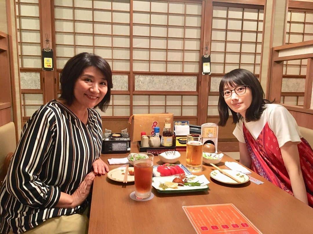 【公式】G線上のあなたと私のインスタグラム：「_﻿ 皆さん、第2話の温かいご感想、﻿ ご意見ありがとうございます☺️﻿ ﻿ #G線上のお気に入りシーン 、﻿ を付けての投稿もとても嬉しく拝見しております👀✨﻿ ﻿ そんな今日は第2話のオフショットを❤️🧡﻿ ﻿ ‪#鍋島鍋蔵へ也映子さん幸恵さんご来店﻿ #元カレの子どもが産まれたのを報告しちゃう問題﻿ #幸恵さん思い切り吹き出しましたね😂﻿ ‪#やっぱりタイミング良く聞いちゃう理人くん﻿ #勘違いしないでよね😳😳﻿ ﻿ ‪#G線上のあなたと私 ‬﻿ ‪#10月29日第3話放送‬﻿ ‪#波瑠　#松下由樹﻿ ‪#tbs‬ ＃tbsドラマ」