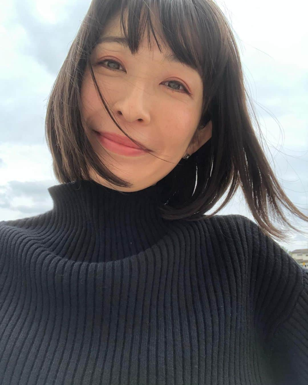 小野真弓さんのインスタグラム写真 - (小野真弓Instagram)「こんにちは🌥☔️ 天気はこれから下り坂ですが、、 元気にお出かけ🚗行ってきます🙋‍♀️ 皆さまも良い一日になりますように(*´ー｀*) #frenchpave#ブラックニット#袖ぽわん#ボリューム袖#私服#アラフォー#小野真弓#秋仕様#いい風 ハナハルお留守番よろしく😪😪」10月24日 13時03分 - hanaharuaroi