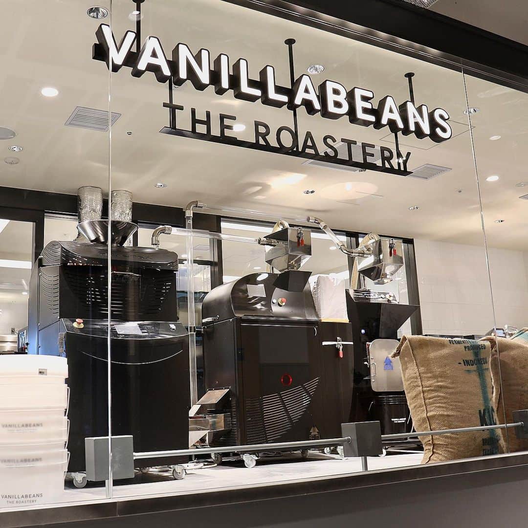 のインスタグラム：「◆新しいお店がオープンします＊﻿ ﻿ ﻿ 来週2019年10月31日（木）﻿ バニラビーンズの新しいお店が、みなとみらいにオープンします！﻿ ﻿ VANILLABEANS THE ROASTERY﻿ （バニラビーンズ  ザ  ロースタリー）﻿ ﻿ 記念すべき4店舗目は、横浜の新港ふ頭「横浜ハンマーヘッド」に。﻿ ﻿ ﻿ カカオ豆の焙煎をメインに手がけるロースタリーとして私たちがお届けするチョコレートの心臓部分を生み出す研究所が誕生しました。﻿ ﻿ 今までのバニラビーンズらしい要素も取り入れながら、地元食材をふんだんに使ったメニューや他社とのコラボレーションなど、様々な側面をもつ新店舗としてオープンします。 ﻿ ﻿ 一押しはロースタリー限定の、サンセットをイメージした10食限定パルフェ、三軒茶屋で人気の「トリュフベーカリー」とコラボした、高級食パンで楽しむチョコレートスプレッドの食べ比べ「バニラビーンズ・トースト」などなど。﻿ 初のランチ限定メニューやアルコールもご用意いたします。﻿ ﻿ みなとみらいの新しいスポットに、ぜひ遊びにいらしてくださいね。﻿ ﻿ スタッフ一同心よりお待ちしております！﻿ ﻿ ﻿ ﻿ <Access>﻿ ﻿ ●神奈川県横浜市中区新港2-14-1 ﻿ 横浜ハンマーヘッド 2階﻿ ﻿ ●「馬車道駅」より徒歩10分﻿ 「みなとみらい駅」より徒歩12分﻿ JR京浜東北線「桜木町駅」より徒歩15分﻿ ﻿ ﻿ #vanillabeans #chocolate #cacao #roastery #minatomirai #hammerhead #yokohama #バニラビーンズ #チョコレート #カカオ #ロースタリー #みなとみらいカフェ #横浜ハンマーヘッド」