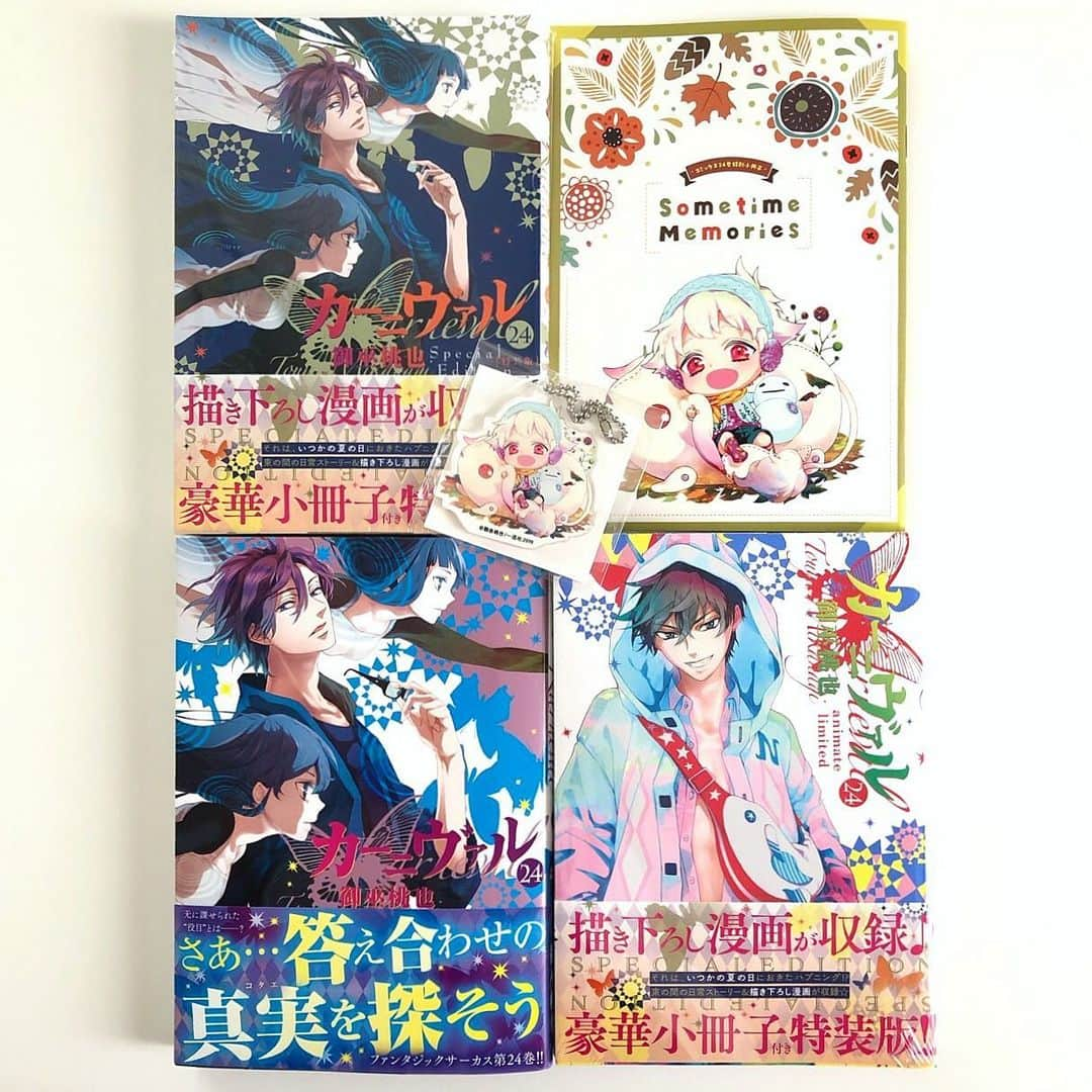 御巫桃也のインスタグラム：「カーニヴァル24巻の見本をいただきました😊明日25日に発売になります。楽しんでいただけますように！  そしていつもハートやメッセージをありがとうございます！とても励みになっています✨  #karneval #comics #manga」