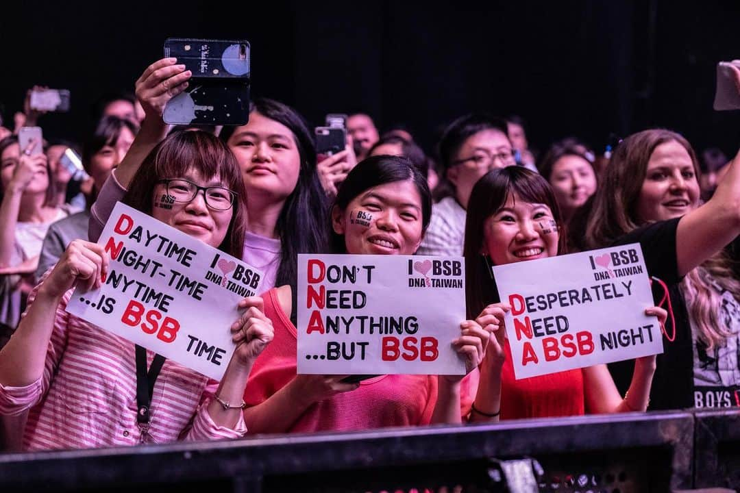 backstreetboysさんのインスタグラム写真 - (backstreetboysInstagram)「Taipei, that was too much fun! We love you 🖤#BSBDNA #BSBTWN」10月24日 13時15分 - backstreetboys