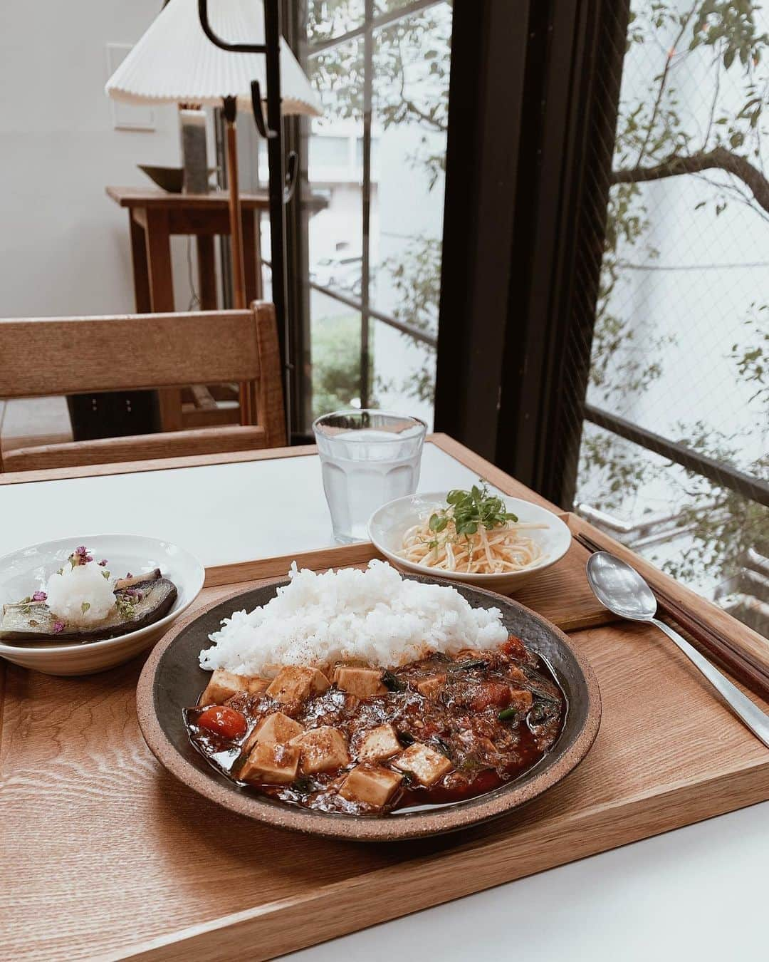 春名亜美さんのインスタグラム写真 - (春名亜美Instagram)「このお洒落空間で食べる麻婆豆腐が美味しすぎて。 開放感があって、緑も見えるからここでよく考え事とかします💭  今日は朝から麻婆豆腐食べたい。と思ってたから、来てお休みだったらどうしようかと思った。」10月24日 13時44分 - amiharunaami