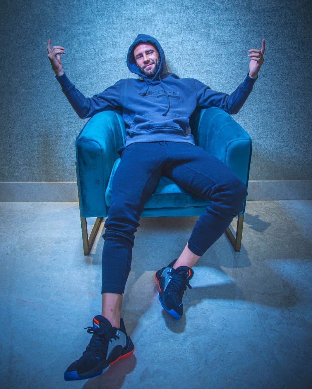 ミゲル・ラジュンのインスタグラム：「🤷🏻‍♂️... #creandoconadidas #hardenvol4 #ml . 📸  @bernyfloresoficial」