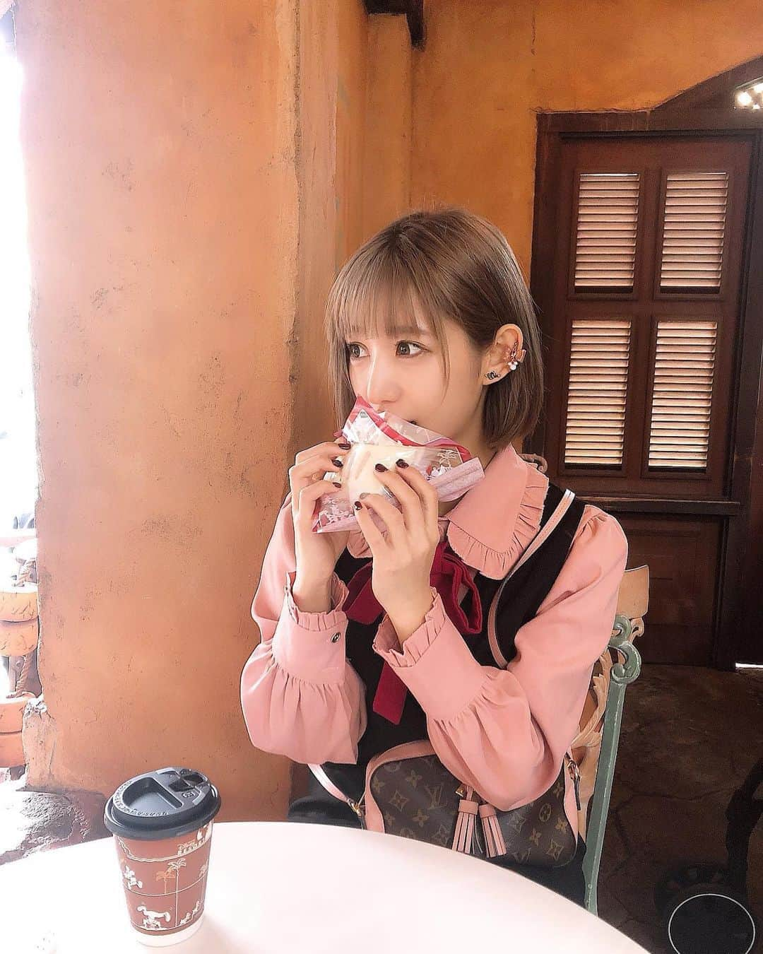 星奈あいさんのインスタグラム写真 - (星奈あいInstagram)「今日はランド⭐️💫 ワンピースは17kg(@17kg_official )おそろいだよん💗#ディズニーランド#おそろいコーデ #七海ゆあ#星奈あい」10月24日 14時01分 - hoshina_r18