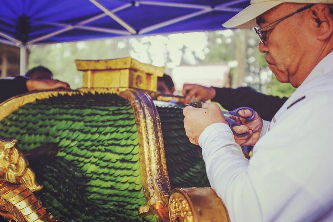 三宅洋平さんのインスタグラム写真 - (三宅洋平Instagram)「己亥令和元年の加茂大祭、化氣神社の氏子として輿守りを担当させていただき、ありがとうございました。 人手不足の過疎の集落へ町外から駆けつけてくれた4名(デザイナー、宇宙物理学大学院生、僧侶、原人)合わせて5名の供出。うちの屋号「花屋」を代表して、担がせて頂きました。みんなお疲れさま、そしてありがとう！来年もまた宜しく、お頼み申す！！身体も心も、さらまたバッチリ鍛えていこう👍 #加茂大祭 #三宅商店 #里山経済環境研究所 #吉備中央町 #岡山 #japan #祭 #matsuri」10月24日 14時13分 - miyake_yohei