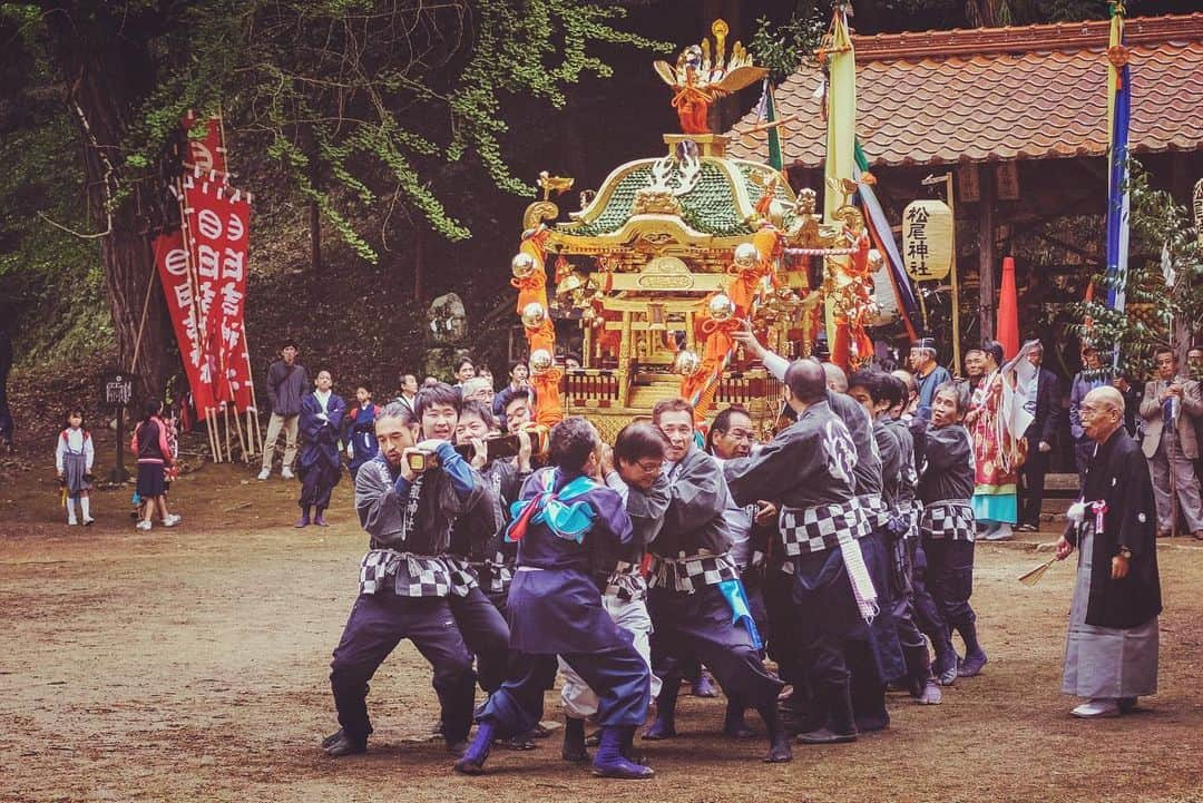 三宅洋平さんのインスタグラム写真 - (三宅洋平Instagram)「己亥令和元年の加茂大祭、化氣神社の氏子として輿守りを担当させていただき、ありがとうございました。 人手不足の過疎の集落へ町外から駆けつけてくれた4名(デザイナー、宇宙物理学大学院生、僧侶、原人)合わせて5名の供出。うちの屋号「花屋」を代表して、担がせて頂きました。みんなお疲れさま、そしてありがとう！来年もまた宜しく、お頼み申す！！身体も心も、さらまたバッチリ鍛えていこう👍 #加茂大祭 #三宅商店 #里山経済環境研究所 #吉備中央町 #岡山 #japan #祭 #matsuri」10月24日 14時13分 - miyake_yohei