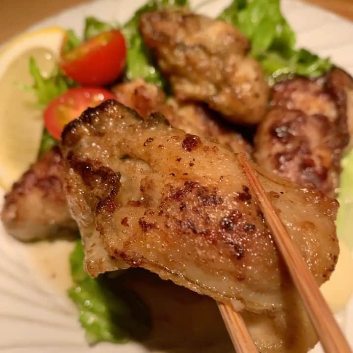 のインスタグラム：「リピーターの多い人気料理“牡蠣のバター焼き”始まりました！ “海のミルク”と言われる牡蠣はカルシウム、銅、亜鉛やビタミン類が豊富、牡蠣に多く含まれる鉄分は女性に多い貧血の予防に効果アリ。付け合わせのレモンをよく絞るとレモンのビタミンCが鉄分の吸収率をより高めてくれます。 #牡蠣バター焼き #牡蠣 #森の机 #恵比寿森の机 #ebisugp2019 #morinotsukue #ebisugourmet #恵比寿グルメ #恵比寿レストラン  #恵比寿南 #恵比寿界隈の美味しい店」