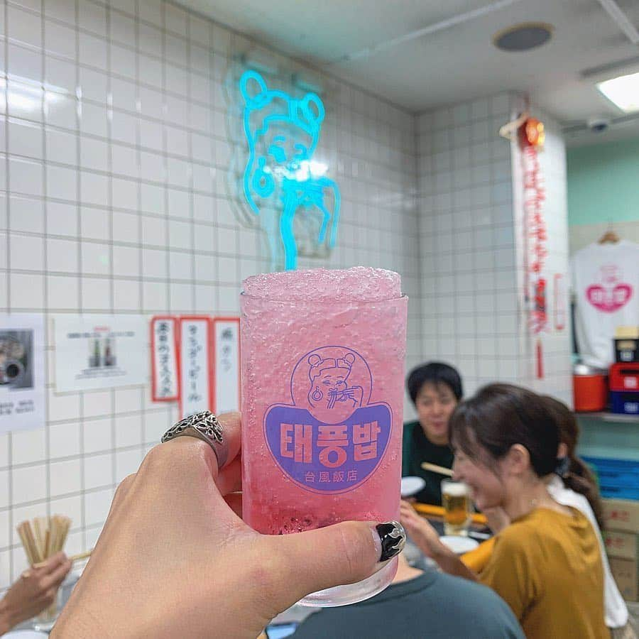 isutaさんのインスタグラム写真 - (isutaInstagram)「お店の外観からしぶ～いこちらの「台風飯店」。﻿ ﻿ タイ風の中華料理屋という雰囲気で、一回行くと病みつきになるあったかい空間とお料理の美味しさが魅力。﻿ ﻿ 店内はいつも賑わっていて、金曜の夜はここで楽しむのもいいかも？﻿ ﻿ とろとろの豚の角煮がのった「ルーローハン」は絶対食べるべき逸品♡﻿ ﻿ ﻿ _____﻿ ﻿ 「台風飯店」﻿ access：大阪府大阪市中央区谷町6-2-25 伊藤谷町ビル 1F﻿ open：［月～土］11:30～14:30(L.O.14:00) 17:00～翌2:00(L.O.1:30)﻿ ［日］11:30～24:00(L.O.23:30)﻿ _____﻿ ﻿ ﻿ photo by﻿ @maarinnnn﻿ @ree_mstoryn﻿ @nami95rider﻿ @who.ca_﻿ ﻿ ﻿ #isuta #isutacafe #イスタ #大阪カフェ #大阪グルメ #台湾グルメ #台風飯店」10月24日 14時16分 - isuta_jp