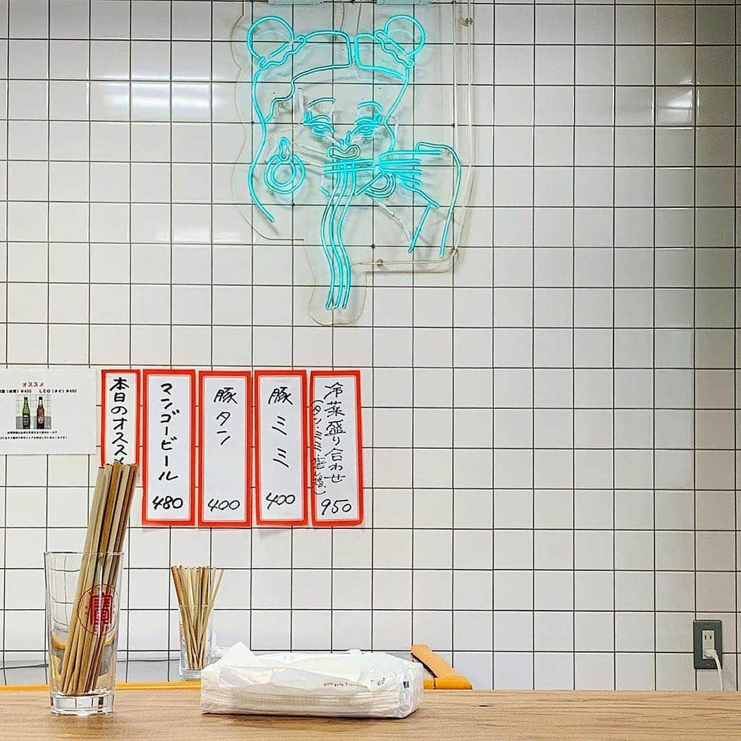 isutaさんのインスタグラム写真 - (isutaInstagram)「お店の外観からしぶ～いこちらの「台風飯店」。﻿ ﻿ タイ風の中華料理屋という雰囲気で、一回行くと病みつきになるあったかい空間とお料理の美味しさが魅力。﻿ ﻿ 店内はいつも賑わっていて、金曜の夜はここで楽しむのもいいかも？﻿ ﻿ とろとろの豚の角煮がのった「ルーローハン」は絶対食べるべき逸品♡﻿ ﻿ ﻿ _____﻿ ﻿ 「台風飯店」﻿ access：大阪府大阪市中央区谷町6-2-25 伊藤谷町ビル 1F﻿ open：［月～土］11:30～14:30(L.O.14:00) 17:00～翌2:00(L.O.1:30)﻿ ［日］11:30～24:00(L.O.23:30)﻿ _____﻿ ﻿ ﻿ photo by﻿ @maarinnnn﻿ @ree_mstoryn﻿ @nami95rider﻿ @who.ca_﻿ ﻿ ﻿ #isuta #isutacafe #イスタ #大阪カフェ #大阪グルメ #台湾グルメ #台風飯店」10月24日 14時16分 - isuta_jp