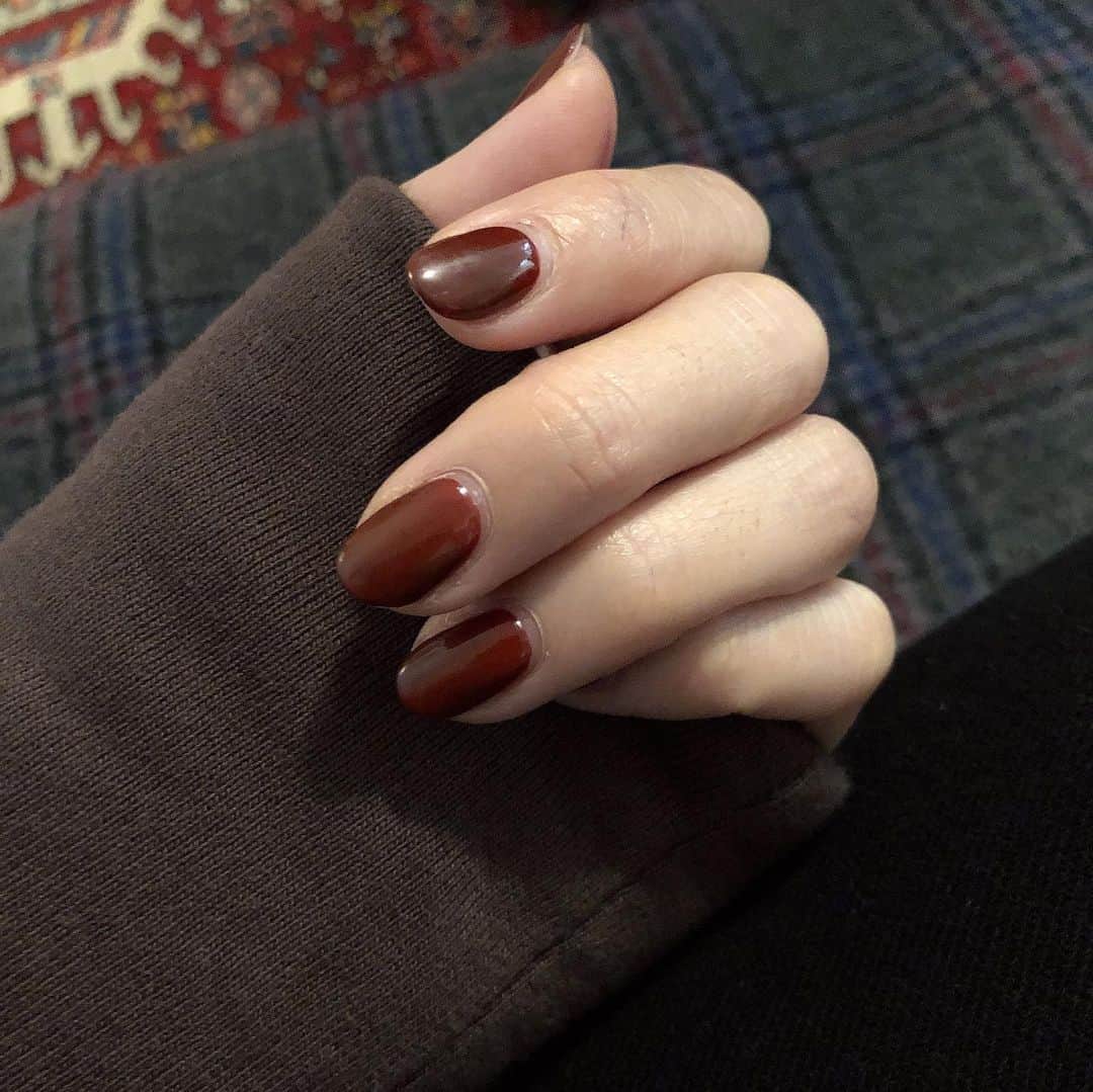 大桑マイミのインスタグラム：「秋色💅 睫毛エクステは旅先では特に欠かせない。メイクはいらないし本当に楽。  @salonbdaikanyama」