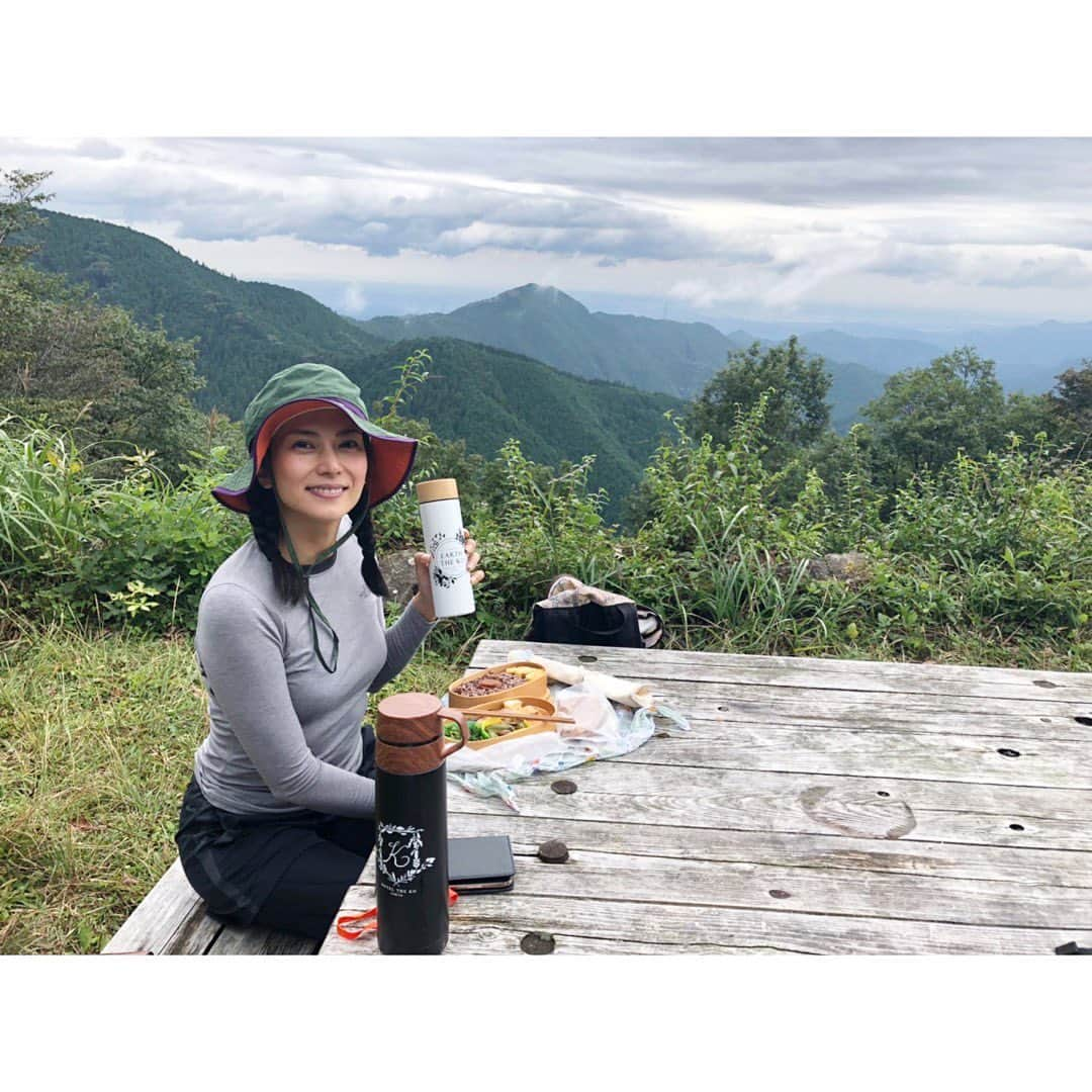 柴咲コウさんのインスタグラム写真 - (柴咲コウInstagram)「久しぶりの登山。 そこかしこに自然の脅威を物語る姿が残っていましたが、やはり森は強く貴い、そう思いました。  #レクリエーション #recreation #登山 #tokyo #circulation #lunchbox #弁当 #梅干し #pickledplum #prayer」10月24日 14時23分 - ko_shibasaki