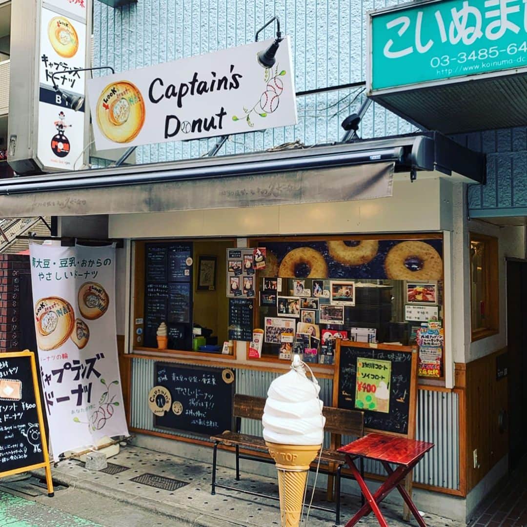 のインスタグラム：「‪豪さんと玲央くんに連れられて亮太と4人で下北散策。馴染みがないのでまぁ新鮮。途中「これ美味しいんですよー」と満面の笑みで亮太が紹介してくれたドーナツ屋さん。え？なんで下北初上陸の君が知ってるの？とツッコミつつも食べてみたら確かに甘すぎず美味でした。10代の頃に下北に出会いたかった。‬」