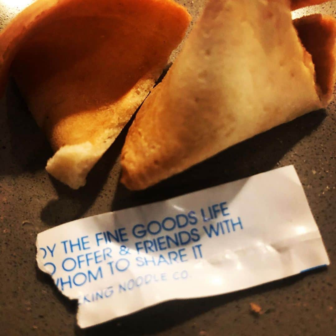 ジェニー・ガースさんのインスタグラム写真 - (ジェニー・ガースInstagram)「Is it bad luck to accidentally eat half your fortune??? Whatever! I see #good life #friends #shareit  Wise words to live by (halfway anyway) Thank you fortune cookie 🥠🤷‍♀️」10月24日 14時31分 - jenniegarth