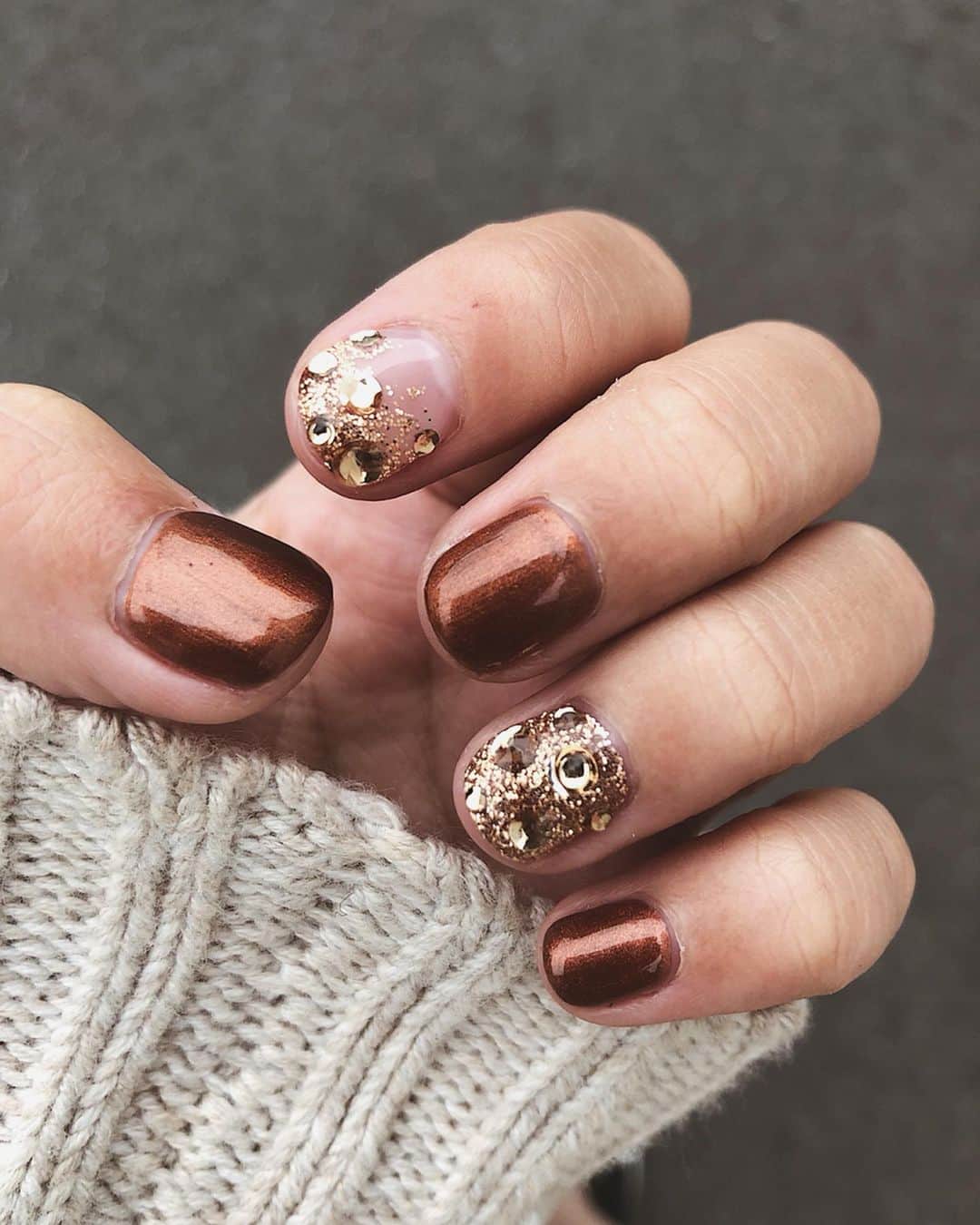 のインスタグラム：「久々にサロンでネイルしてきた💅❤️ ㅤㅤㅤㅤㅤㅤㅤㅤㅤㅤㅤㅤㅤ ブラウンベースでキラキラ🥺 2枚目はストーリーにのせた動画❤︎ ㅤㅤㅤㅤㅤㅤㅤㅤㅤㅤㅤㅤㅤ キラッキラで可愛い😭😭😭❤️ #instagood #instalove #instagram #nail #ネイルサロン #ネイル  #お気に入り #💓 #💅 #ブラウン #秋ネイル #shii_nail🌹」