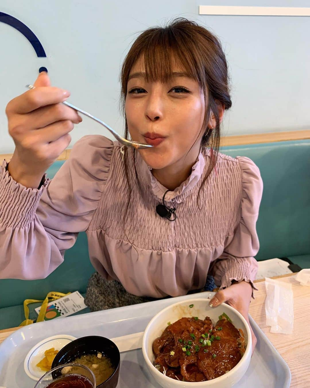 岡副麻希さんのインスタグラム写真 - (岡副麻希Instagram)「🍓﻿ みんなでお昼ごはん😚💝﻿ ﻿ タンタン麺と悩んだ結果﻿ #ポーク丼 🐷💫💫💫﻿ ﻿ #ぱくっ#もぐもぐ﻿ #ごちそうさまでした﻿ ﻿ どんより空になってきましたね☁️﻿ お天気もちますように😣👑﻿ ﻿ 👚#supremelala﻿」10月24日 14時43分 - maki_okazoe_official