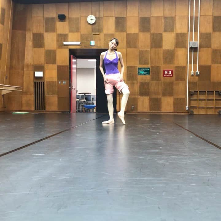 のインスタグラム：「#自主練 なう。。💃 #selfwork at the theater with new #pointeshoes @gaynorminden  新しい#トウシューズ を慣らしています。」