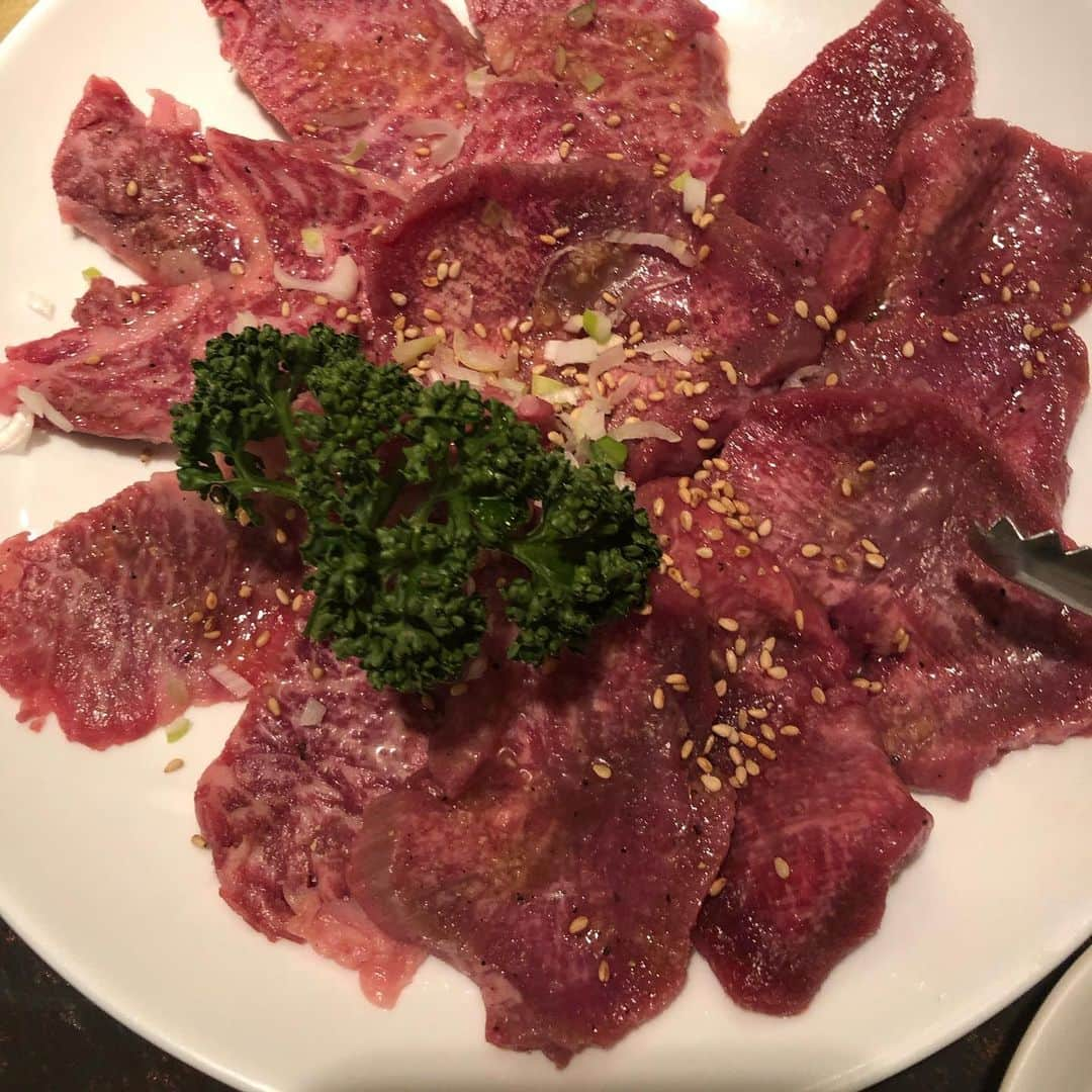 甘糟記子さんのインスタグラム写真 - (甘糟記子Instagram)「昨日は習い事のあと、前日肉の会に参加できなかったパパも行きたいと言うので、連チャンヴィクトリー！（笑） 私は焼肉大好きだから全然問題ないけどね( ^ω^ )  美味しいお肉を食べてパパも満足してました(≧∀≦) 帰りにスーパーで大粒の栗が売ってたので、家に帰ってから皮を剥いてシロップで煮といたよ( ^ω^ )  剥くのがめんどくさいけど、やっぱり栗は美味しいな〜(*´∀｀*) #息子殿姫#息子殿#姫#ヴィクトリー#焼肉ヴィクトリー#大井町#栗好き」10月24日 15時21分 - norihey924