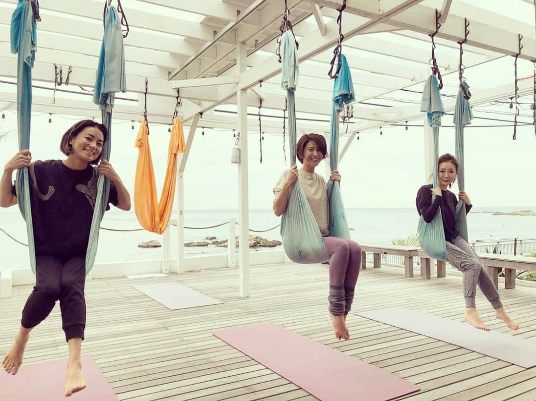 桃生亜希子さんのインスタグラム写真 - (桃生亜希子Instagram)「ゆいちゃん @takumayui からお誘いを受けて、気になっていたハンモックヨガに🧘‍♀️行ってきたよ！ 　海をみながらハンモックに身を預けてするヨガは、完全に力が抜けるし、普段使わない身体のピンポイントにアクセスできる！ 　想像以上によかった💕 身体もポカポカ、お腹も空いて、ランチも美味しい。 　気持ちいいひととき。🙏✨ @sunny_funny_days」10月24日 15時14分 - pinokosugar