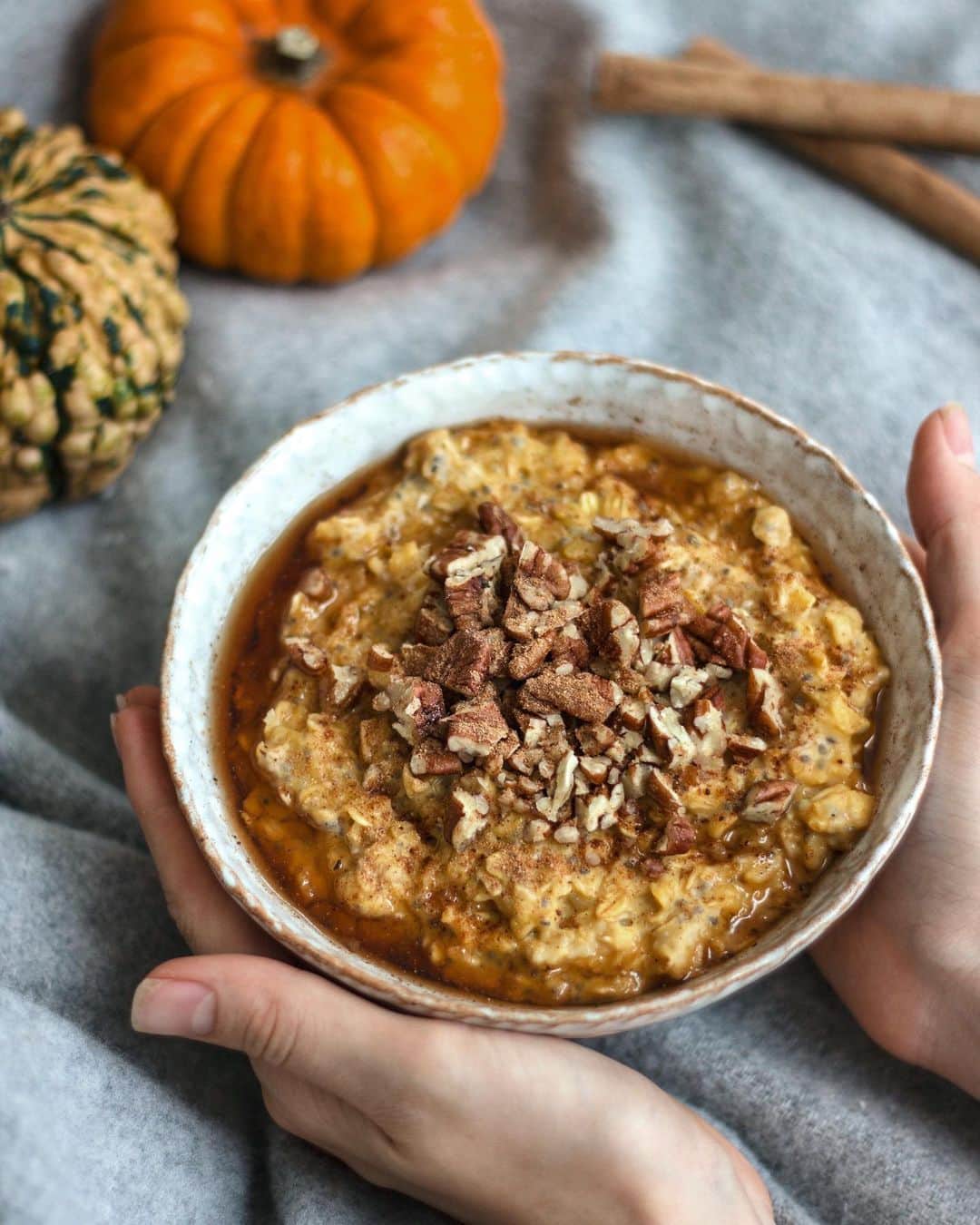 Zanna Van Dijkさんのインスタグラム写真 - (Zanna Van DijkInstagram)「🎃 Pumpkin Pie Oats 🍁 Hit LIKE & SAVE so you can make these later 🙌🏼 AD As the colder months start to set in I want to share my favourite winter warming porridge recipe. I bloomin LOVE pumpkin pie and these oats are not only packed with flavour but tonnes of plant powered goodness, fibre and nutrients 😋 ➡️ Simply cook 1/2 cup rolled oats with 1 cup of plant based milk on the stove. Simmer away on a low heat for around 10 minutes until cooked through and your desired texture is reached. ➡️ Remove from the heat and stir through 3 tbsp of pumpkin purée, 1/2 tsp of pumpkin spice mix (cinnamon, nutmeg, ginger, cloves) and 1 scoop of Vanilla @vivolife Protein Powder. [ambassador]. ➡️ Serve with a sprinkling of chopped pecans and a drizzle of maple syrup 🥰 What’s your favourite porridge flavour combination? I’m always looking for new ones to try! 🌱🌎💙 #pumpkinpie #pumpkinspice #pumpkinoats #porridgeporn #vivolife #oatsarelife #winterporridge #porridgerecipe #plantpowered #poweredbyplants #veganeats」10月24日 15時27分 - zannavandijk