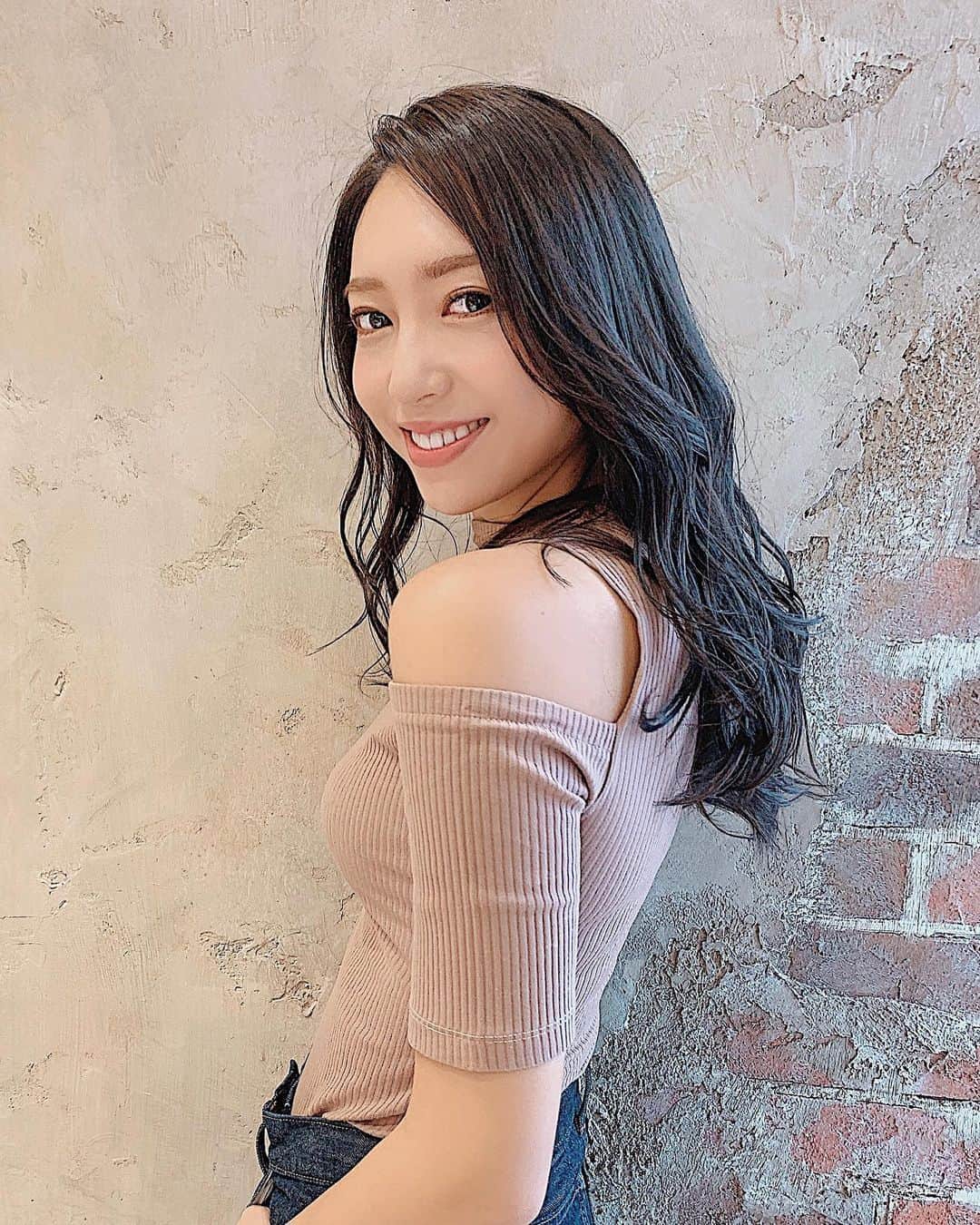 のインスタグラム：「髪の毛染めてきたよ🥺 今回はいつもよりも更に暗めに👐 ほんとにいい色過ぎてずっとこのまま保ちたい🤤♡ @miwa0119 さんいつもありがとう🥺🧡 * * tops.... @cielair  watch.... @clareo_official . . #カラー#ヘアカラー#ロングヘア#外国人風カラー#アフロート#アフロートルヴア」