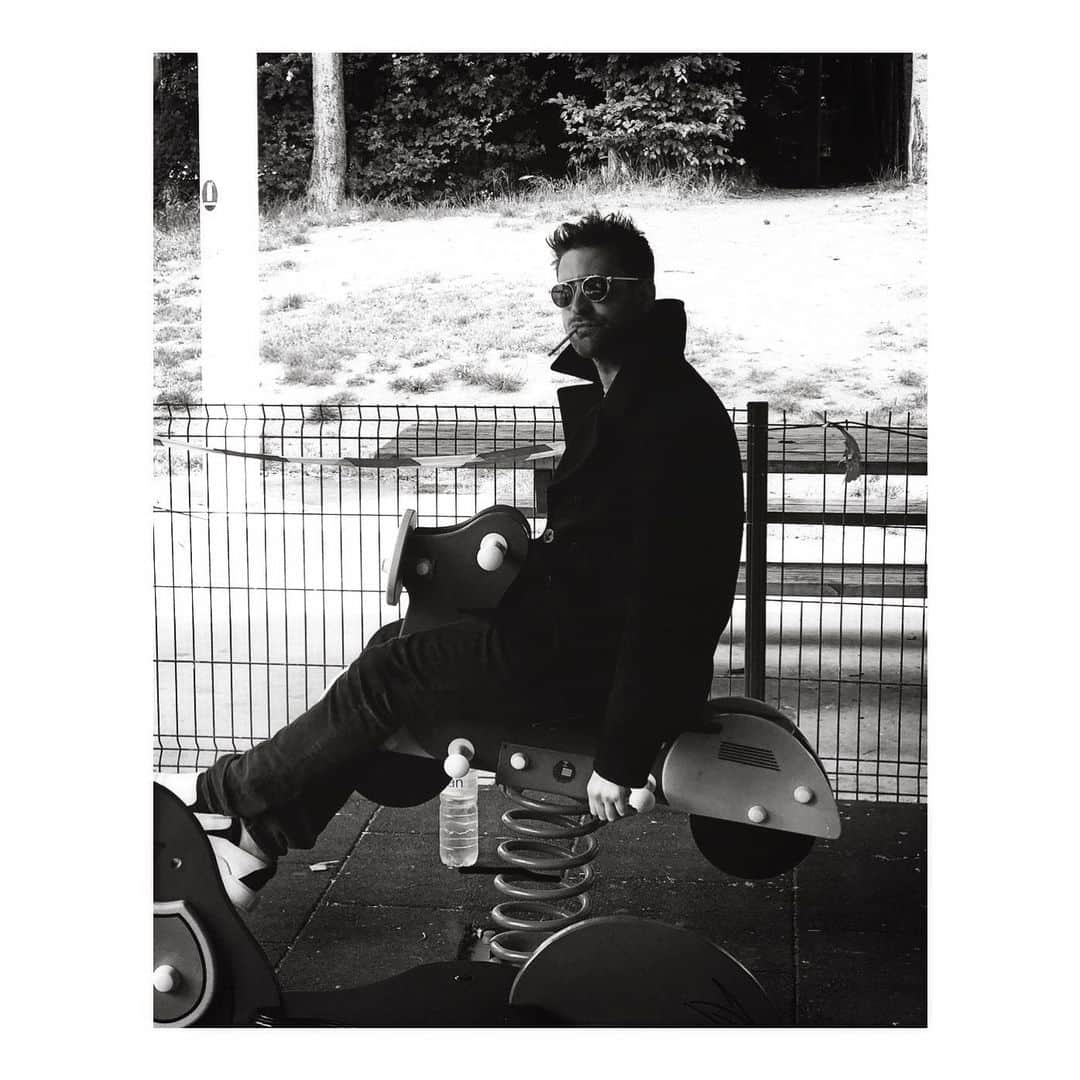 オリヴァー・ジャクソン＝コーエンのインスタグラム：「33 years old today.  Yep.  That’s me.  FFS.」
