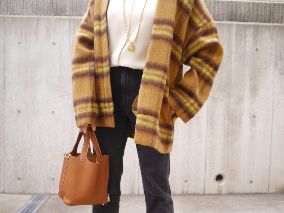 林香里さんのインスタグラム写真 - (林香里Instagram)「着々と冬支度☃︎❁❁❁ スカートでもパンツどちらでも 合わせやすい丈感とざっくり感が 今年っぽくてお気に入りです♡♡♡ ・ ・  車移動も多いし娘を抱っこするから  軽くてさっと羽織れるのが嬉しいー⌣̈⃝ ♡ ！！！ #ootd#coordinate#fashion  #mama#outfit#fashionista」10月24日 15時47分 - kaori_hayashi1203