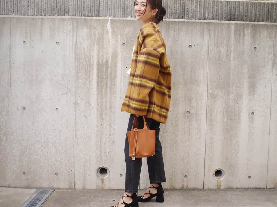 林香里さんのインスタグラム写真 - (林香里Instagram)「着々と冬支度☃︎❁❁❁ スカートでもパンツどちらでも 合わせやすい丈感とざっくり感が 今年っぽくてお気に入りです♡♡♡ ・ ・  車移動も多いし娘を抱っこするから  軽くてさっと羽織れるのが嬉しいー⌣̈⃝ ♡ ！！！ #ootd#coordinate#fashion  #mama#outfit#fashionista」10月24日 15時47分 - kaori_hayashi1203