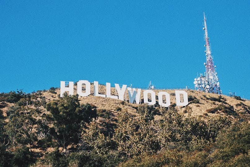 ウー・シンティーさんのインスタグラム写真 - (ウー・シンティーInstagram)「原本想要光著腳丫在樹上唱歌  但 ⬅️⬅️⬅️ 我真的爬不上去。 ⛰️ #Hollywood 爬山日 🇺🇸 Day8 #爸爸叫我去試鏡 #緹の旅行」10月24日 15時41分 - esther_xinti