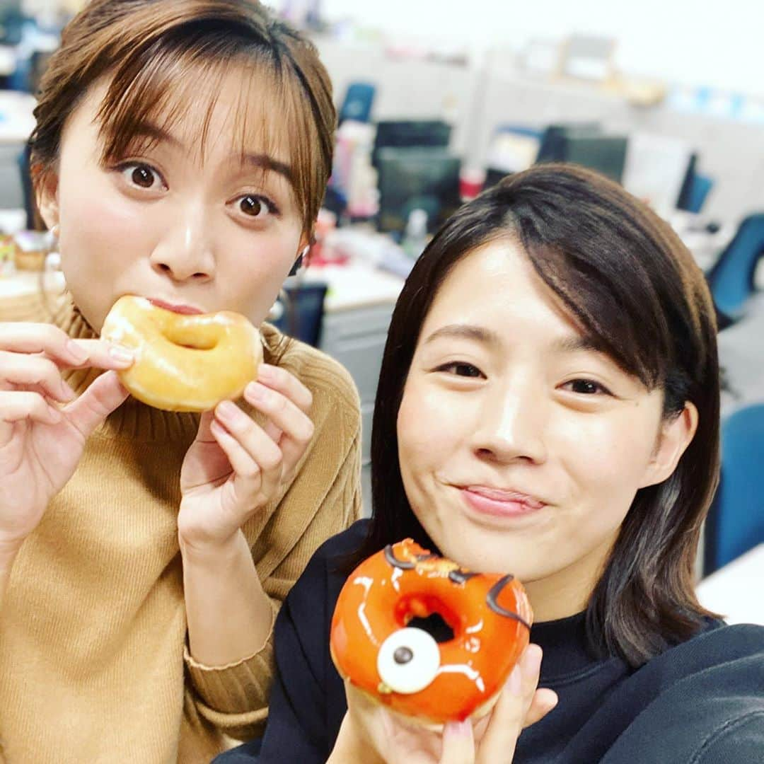 山本雪乃さんのインスタグラム写真 - (山本雪乃Instagram)「🍩 今日は、 番組の差し入れでいただいた ドーナツをみんなで食べました🤗  こりゃ、インスタ映えだ！！ ということで、 すかさず写真！😂　*  新人の仁科くんが撮ってくれました。  最後の一枚は、 獲物を狙う目。 （もえは可愛い顔してるのに笑）  ということで、 もう一個食べました😂 *  さて、 今日はこれから収録です😊 ドーナツパワーで がんばります〜  #おいしかったー　 #ちはるちゃん　 #並木ちゃん　 #もえさん #仁科くん」10月24日 15時41分 - yukino_yamamoto5