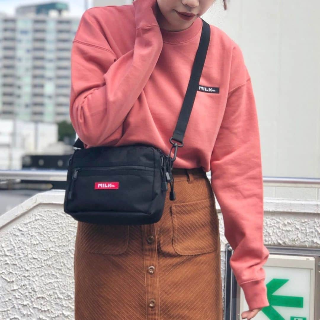 MILKFED.さんのインスタグラム写真 - (MILKFED.Instagram)「2WAY SHOULDER BAG BAR Jr ¥5,000+TAX ﻿﻿ ﻿ ひとまわり小さくなっても﻿ なんと500mlのペットボトルが入るサイズ！﻿ ロゴテープと黒色の無地と2本の﻿ ショルダーベルト付きでコーディネートが﻿ たのしめるアイテム♡﻿ #旅行 #イベント など﻿﻿﻿ お友だちや彼とお揃いもオススメなバッグです﻿ ﻿﻿ ﻿﻿﻿﻿ #milkfed #milkfedjp ﻿﻿﻿﻿﻿﻿﻿﻿﻿ #コーデ #casualstyle ﻿﻿﻿﻿﻿﻿﻿﻿ #ガーリーストリート﻿﻿#kawaii」10月24日 15時46分 - milkfedjp